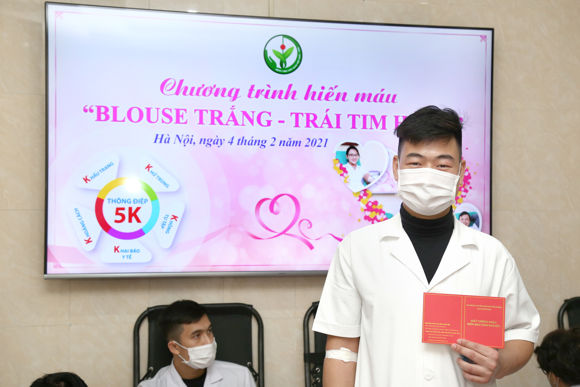 Nhiều chương tr&igrave;nh hiến m&aacute;u bị huỷ bởi Covid-19, h&agrave;ng trăm y b&aacute;c sĩ tham gia hiến m&aacute;u - Ảnh 12.