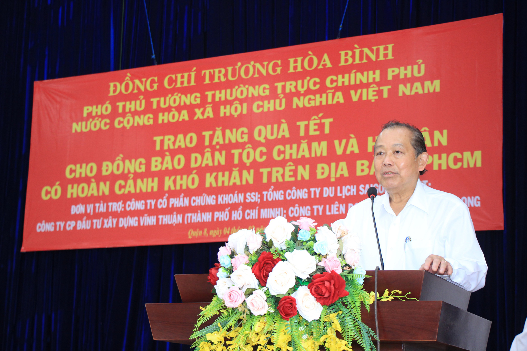Phó Thủ tướng Thường trực Trương Hòa Bình tặng quà Tết cho đồng bào Chăm ở TP HCM - Ảnh 2.