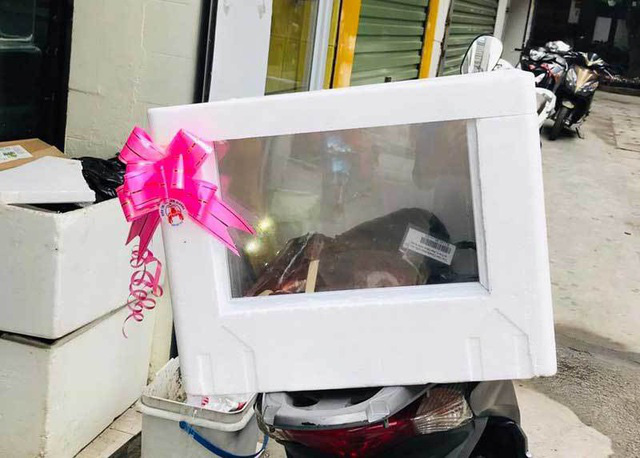 Tôm hùm, cua hoàng đế đóng hộp kính: Quà Tết trăm triệu đồng, sếp biếu nhân viên ăn ngay - Ảnh 3.