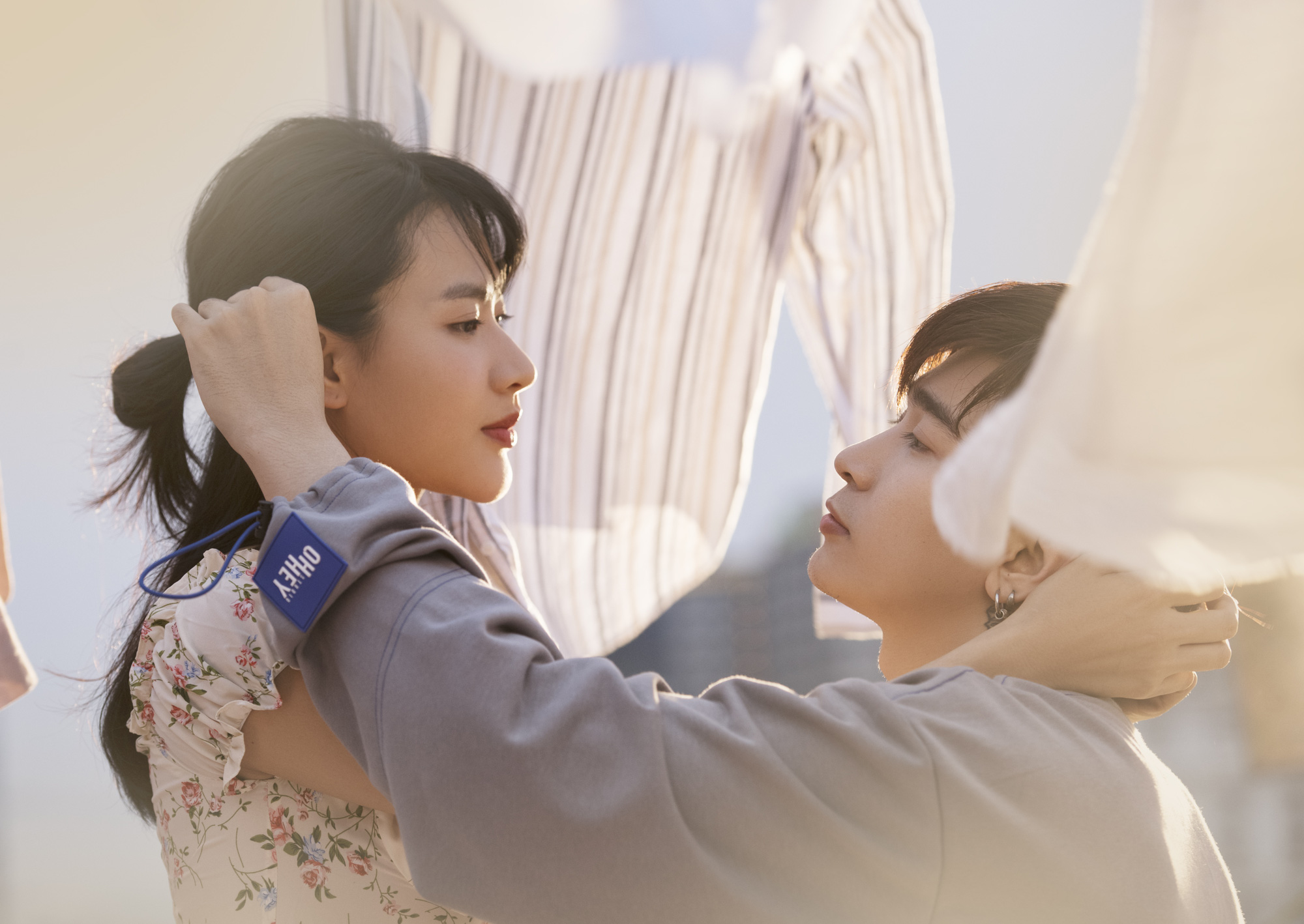 Chi Dân không sợ bị ghen khi tình tứ với bạn nữ khác