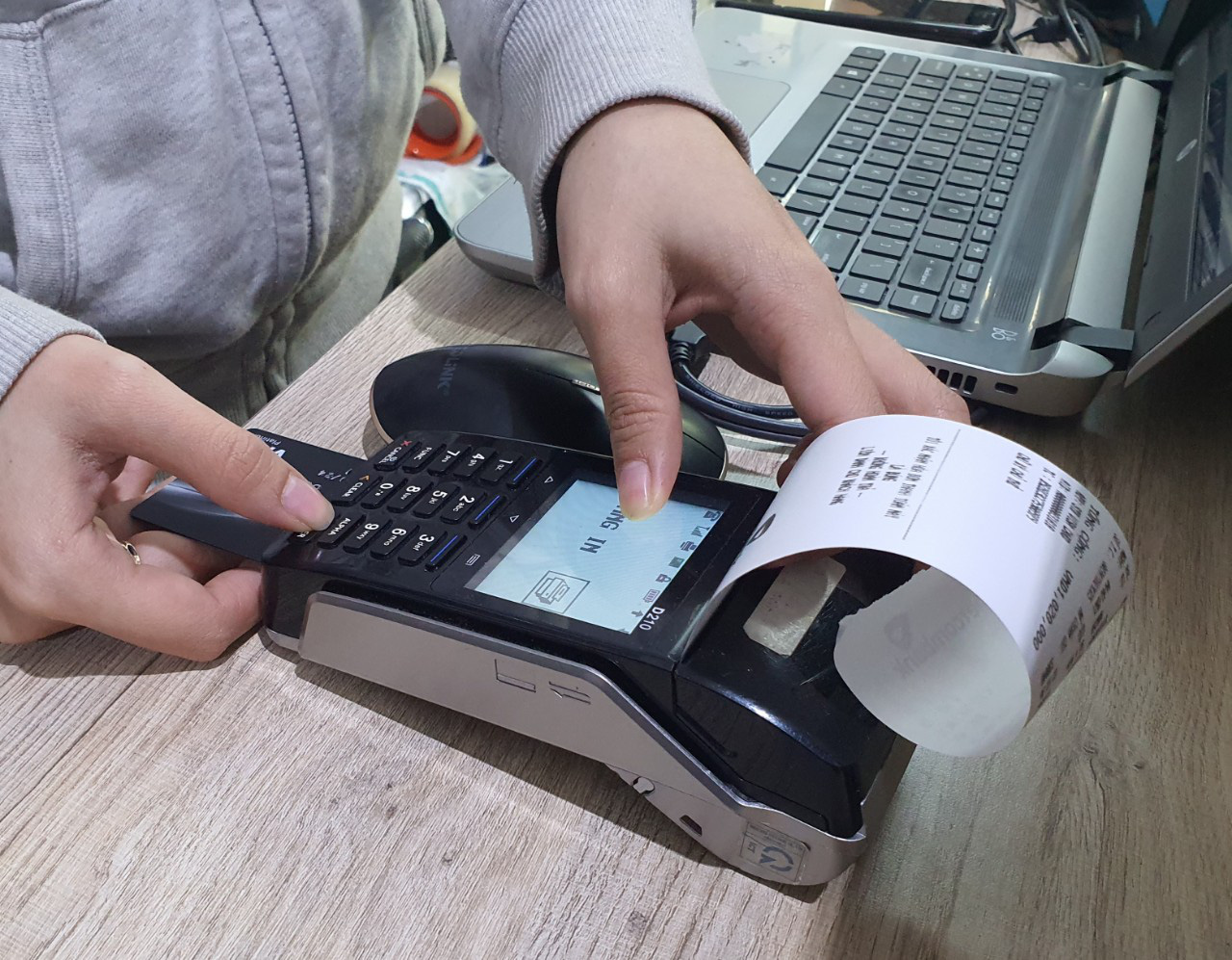 Ng&acirc;n h&agrave;ng l&ecirc;n tiếng việc kh&aacute;ch h&agrave;ng khổ sở khi hủy thẻ t&iacute;n dụng- Ảnh 1.
