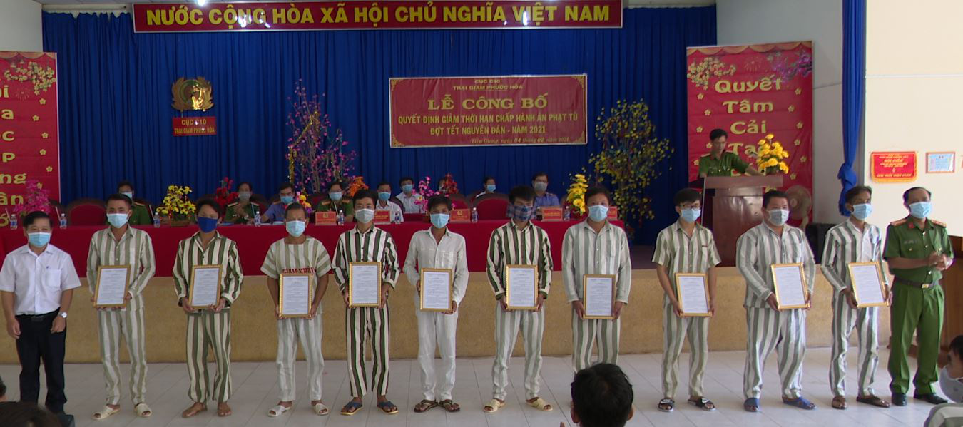 CLIP: Trại giam Phước H&ograve;a giảm &aacute;n cho hơn 700 phạm nh&acirc;n về qu&ecirc; đ&oacute;n Tết - Ảnh 2.