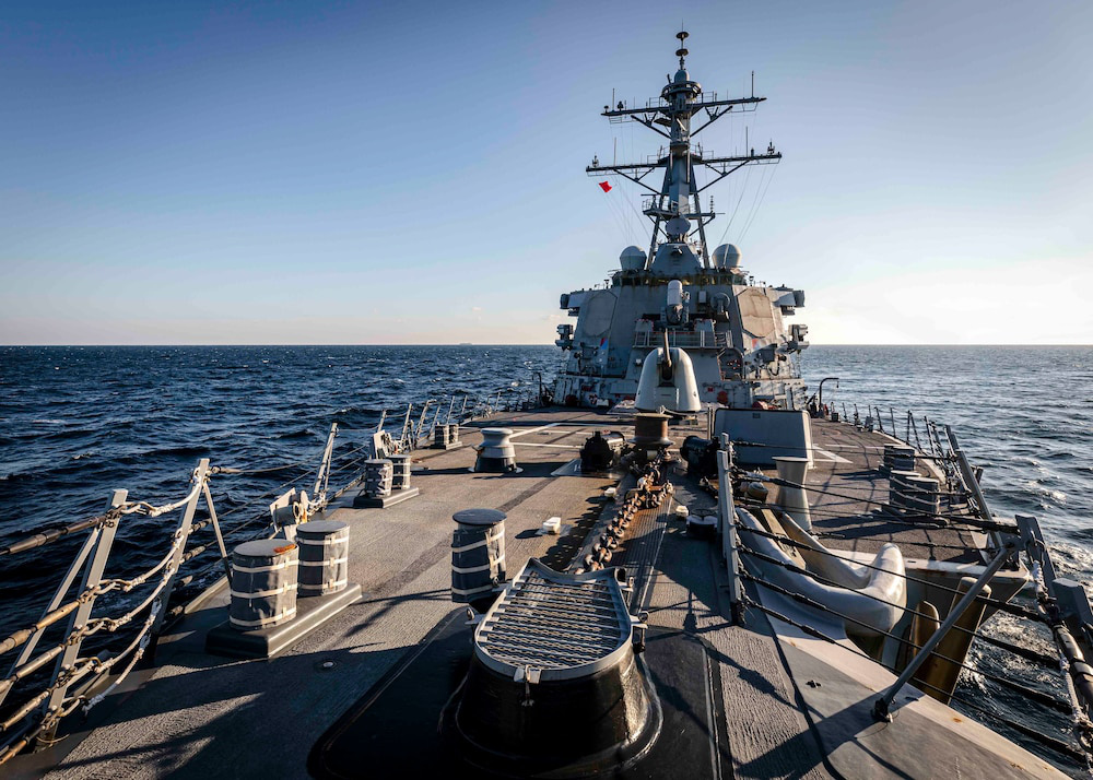 Tàu chiến Mỹ USS John S. McCain đi gần quần đảo Hoàng Sa