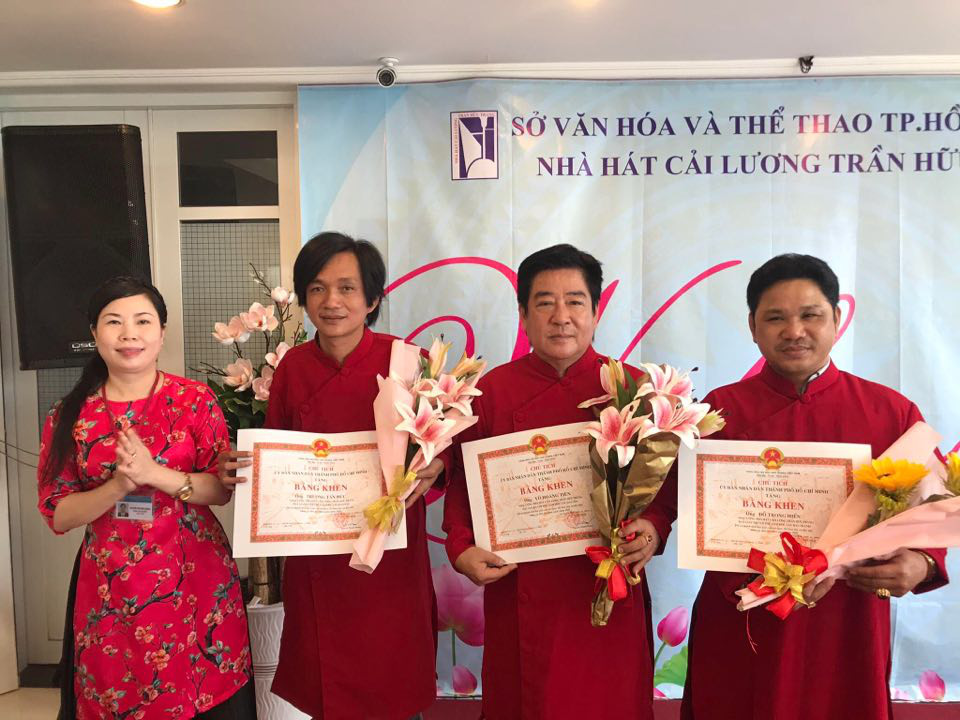 Nghệ sĩ tưởng nhớ soạn giả Trần Hữu Trang trong ng&agrave;y giỗ - Ảnh 7.