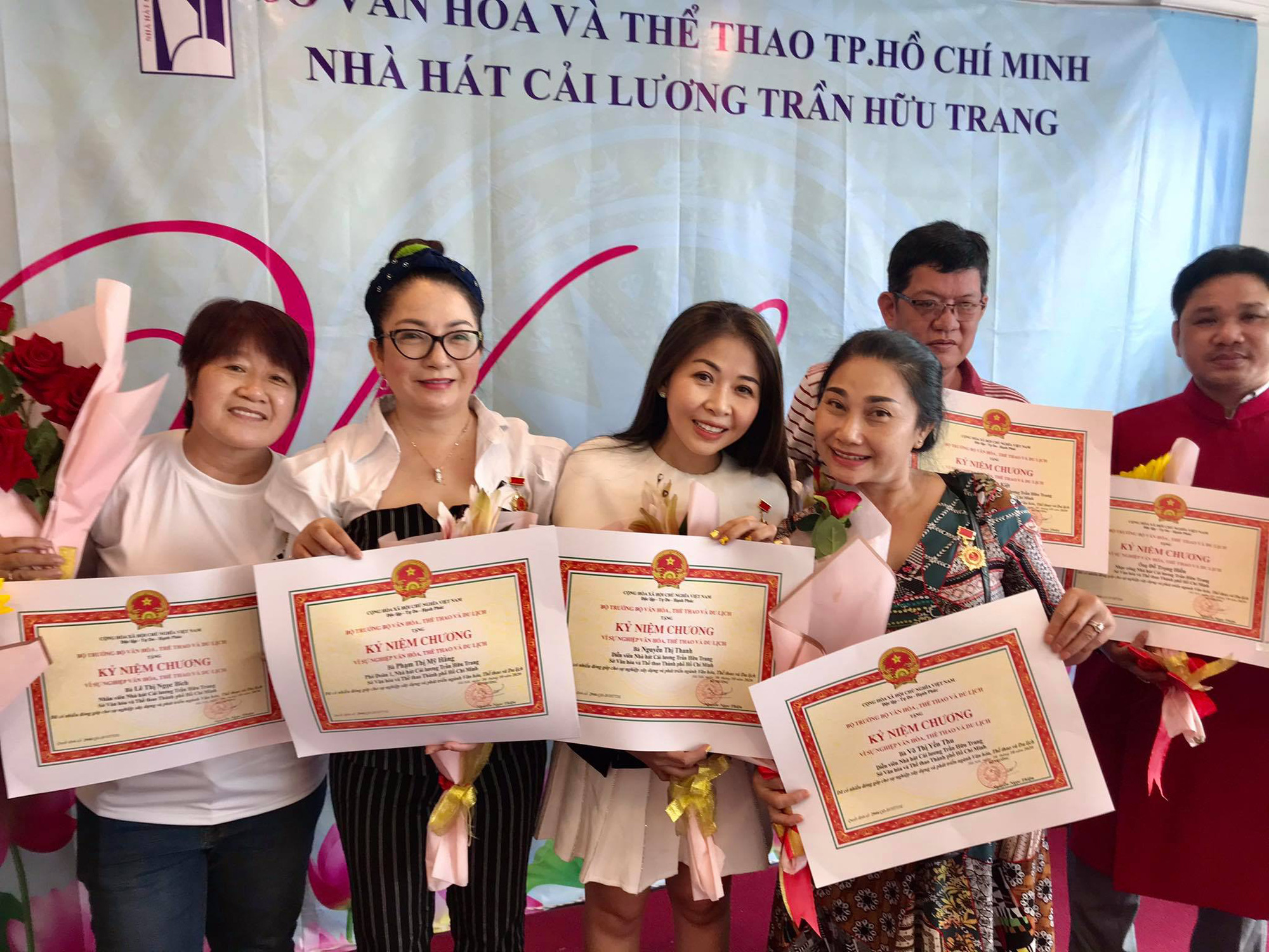 Nghệ sĩ tưởng nhớ soạn giả Trần Hữu Trang trong ng&agrave;y giỗ - Ảnh 3.