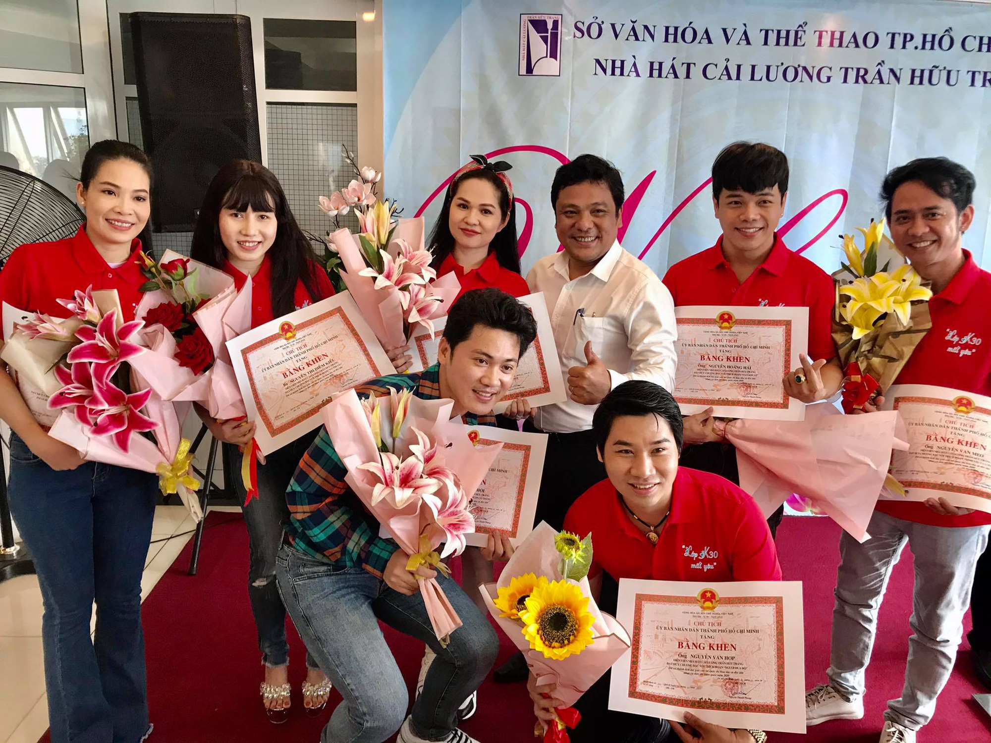 Nghệ sĩ tưởng nhớ soạn giả Trần Hữu Trang trong ng&agrave;y giỗ - Ảnh 2.