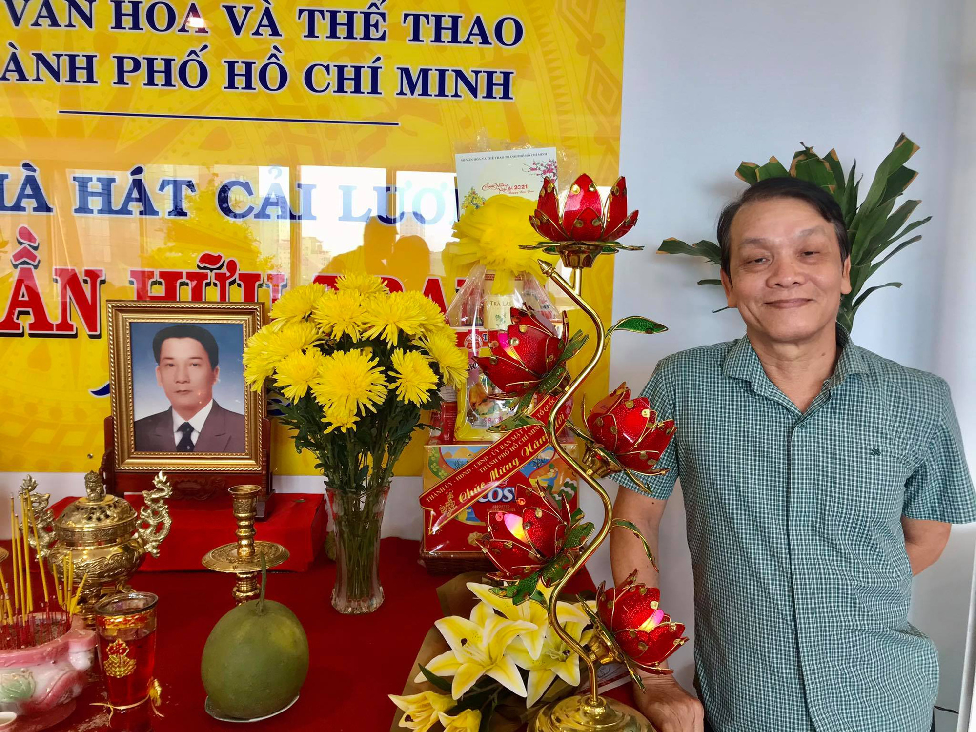 Nghệ sĩ tưởng nhớ soạn giả Trần Hữu Trang trong ng&agrave;y giỗ - Ảnh 6.