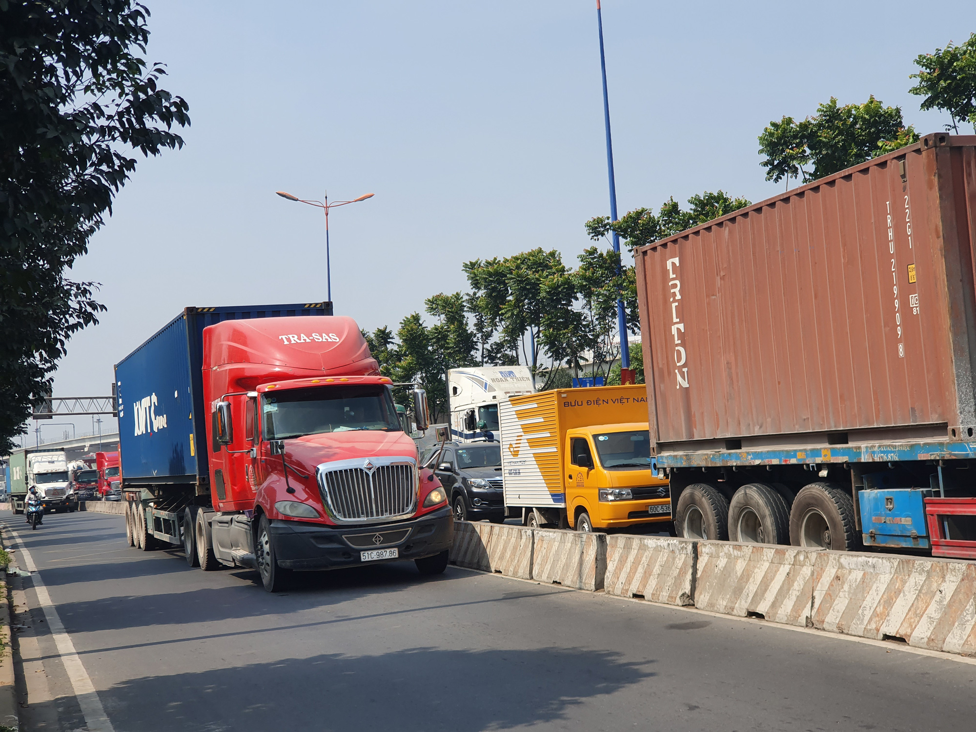 Ô tô, container bịt kín cửa ngõ phía đông vào TP - Ảnh 3.