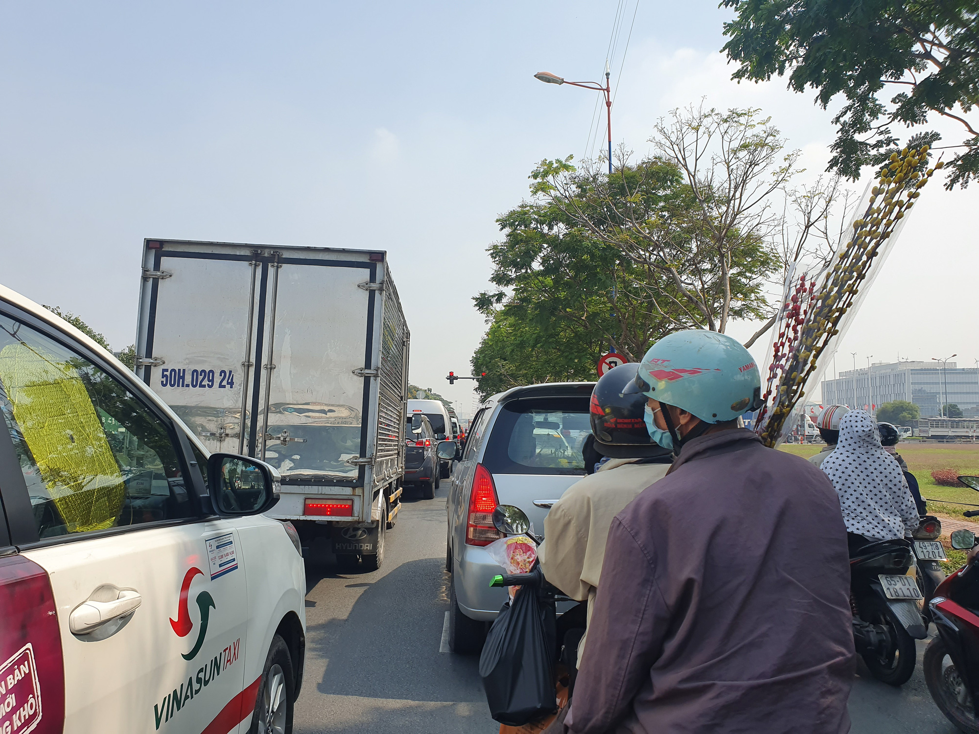 Ô tô, container bịt kín cửa ngõ phía đông vào TP - Ảnh 11.