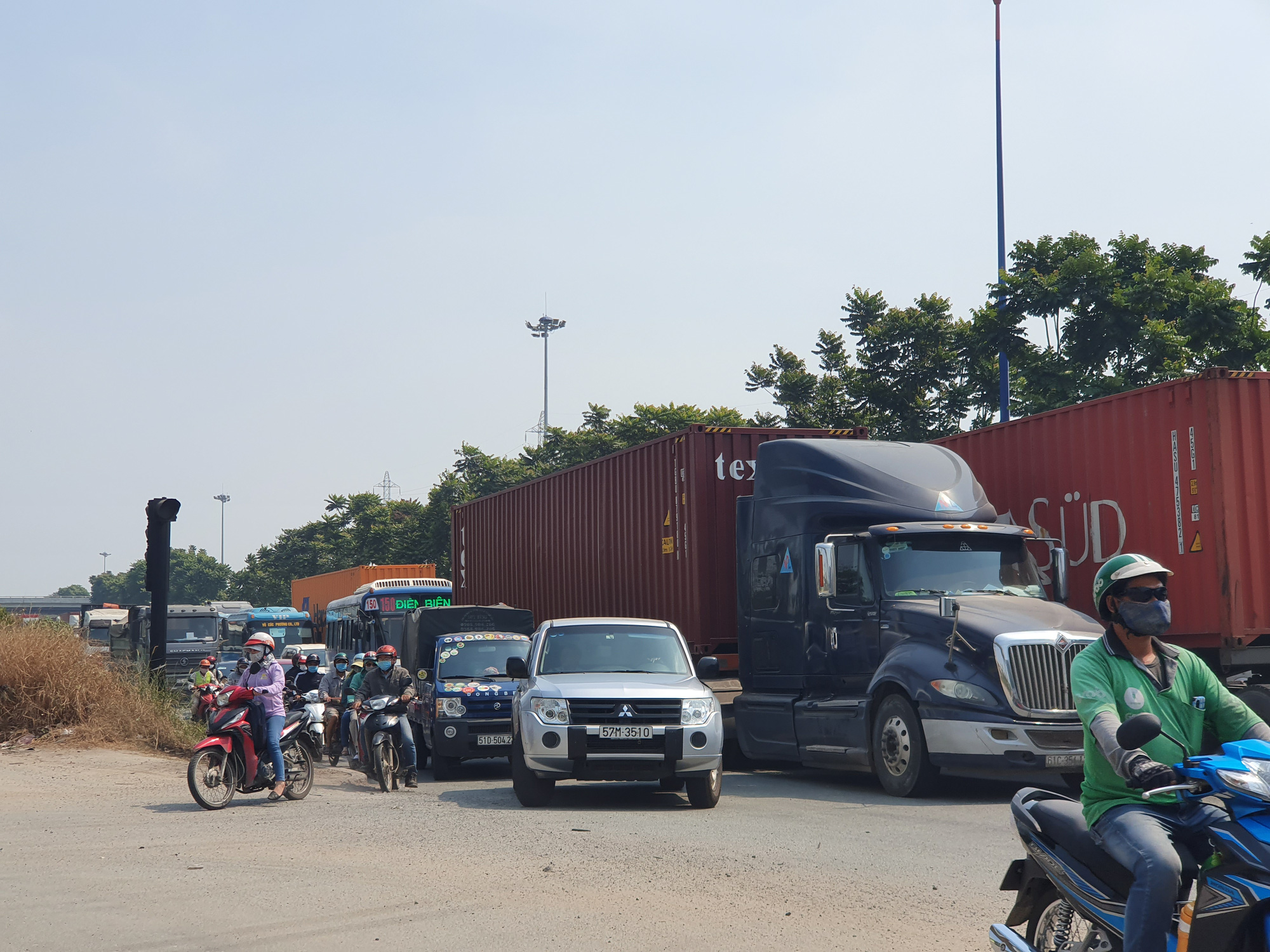 Ô tô, container bịt kín cửa ngõ phía đông vào TP - Ảnh 7.