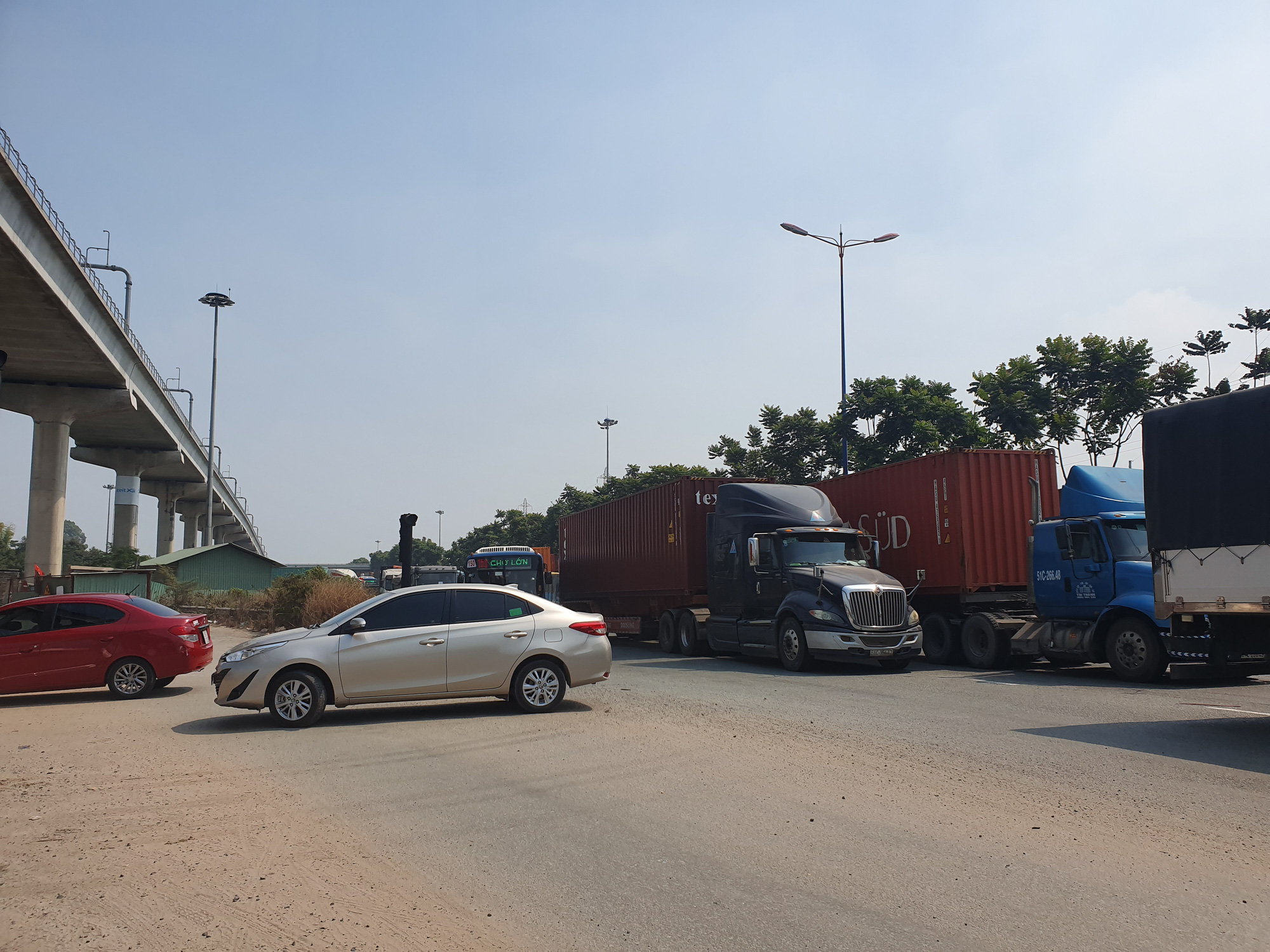 Ô tô, container bịt kín cửa ngõ phía đông vào TP - Ảnh 6.