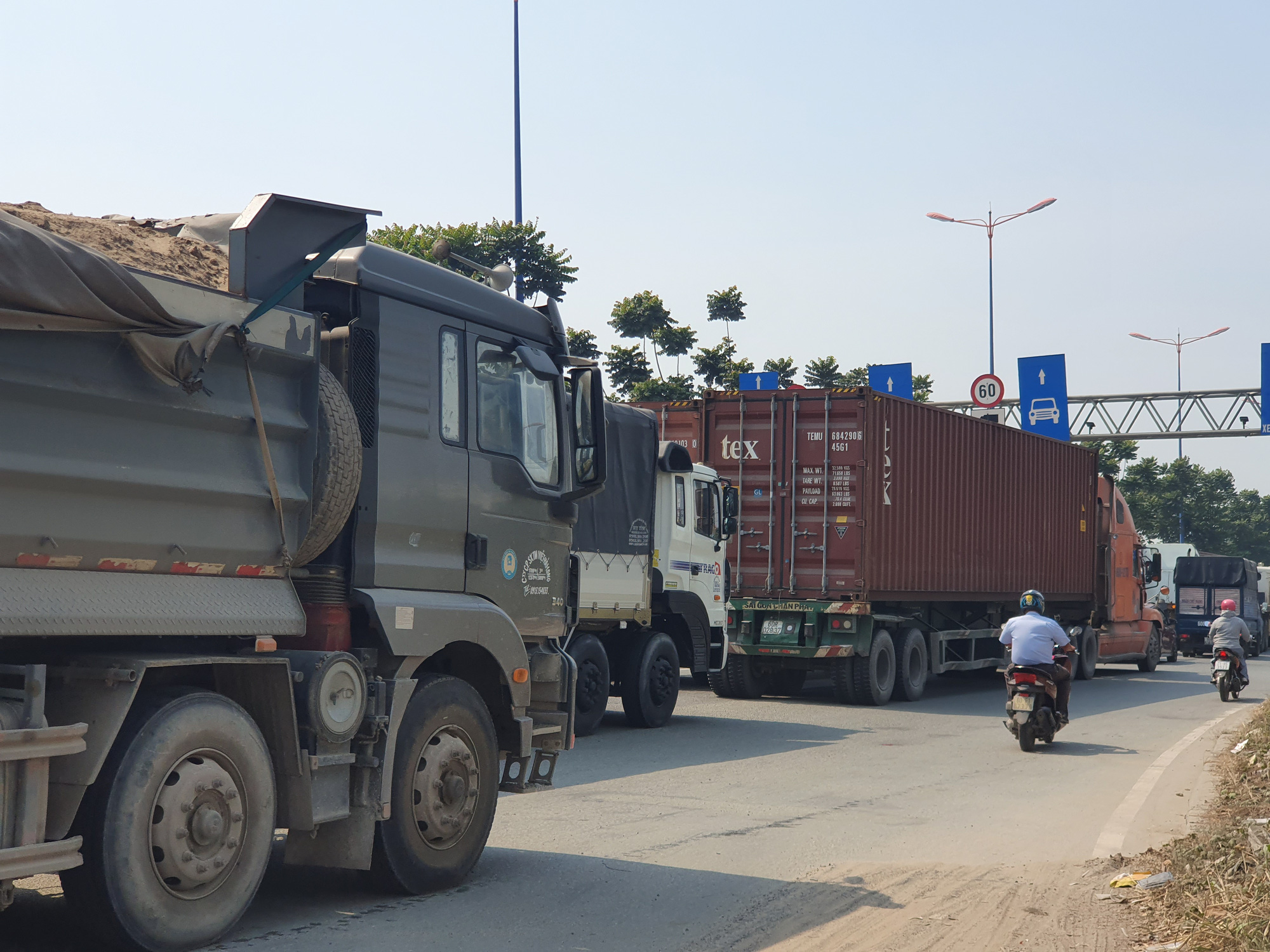 Ô tô, container bịt kín cửa ngõ phía đông vào TP - Ảnh 5.