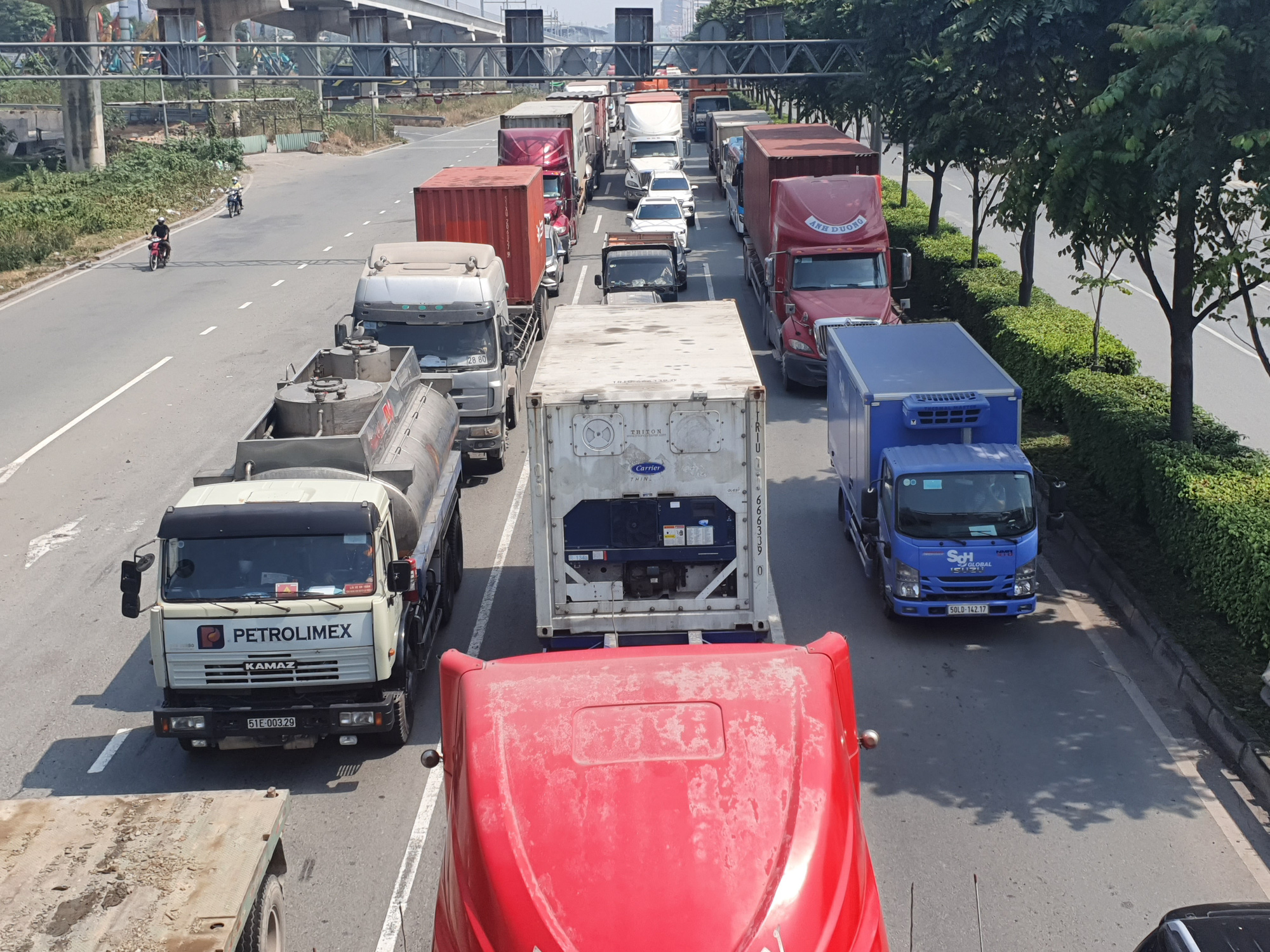 Ô tô, container bịt kín cửa ngõ phía đông vào TP - Ảnh 1.