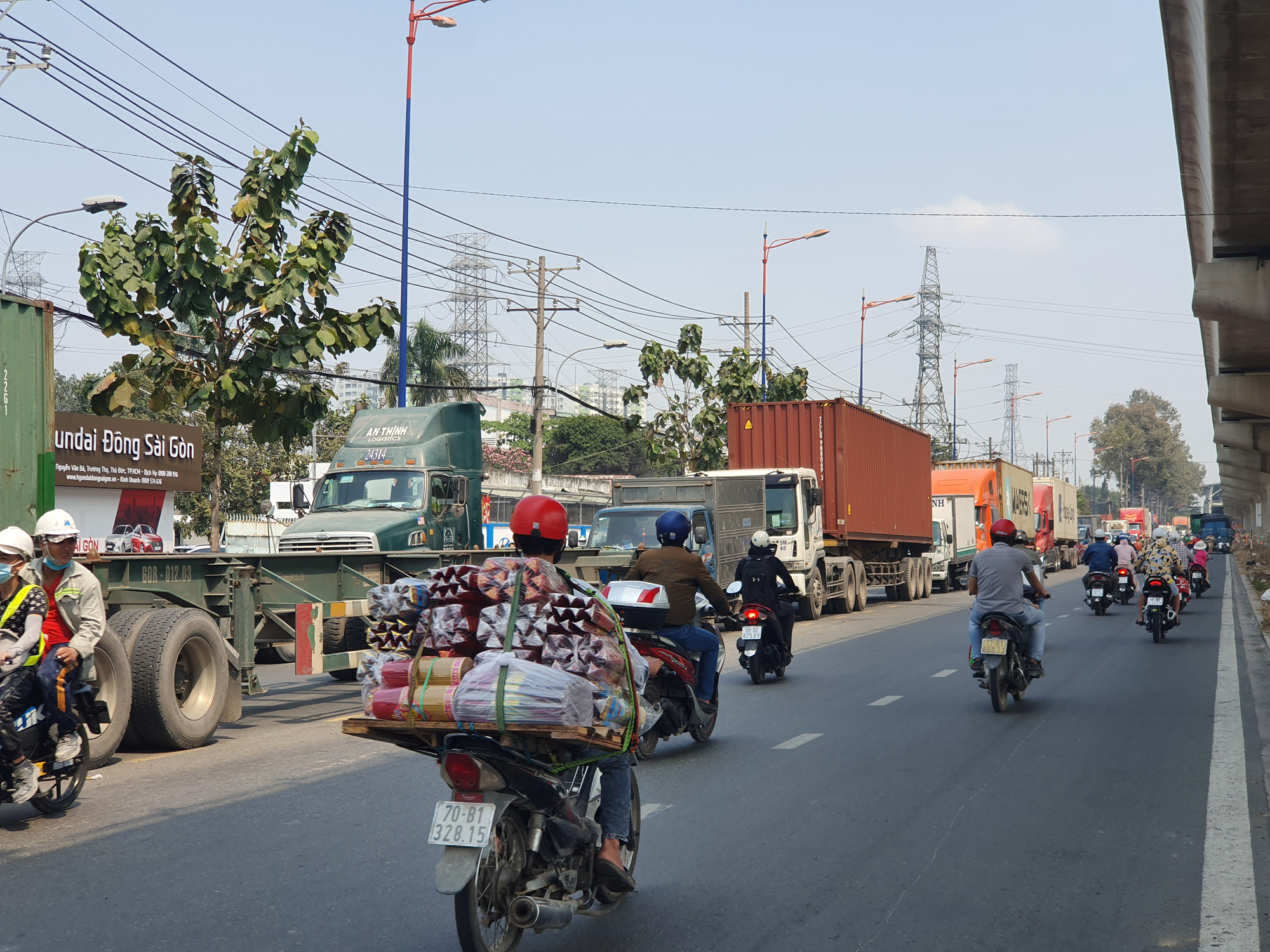 Ô tô, container bịt kín cửa ngõ phía đông vào TP - Ảnh 9.