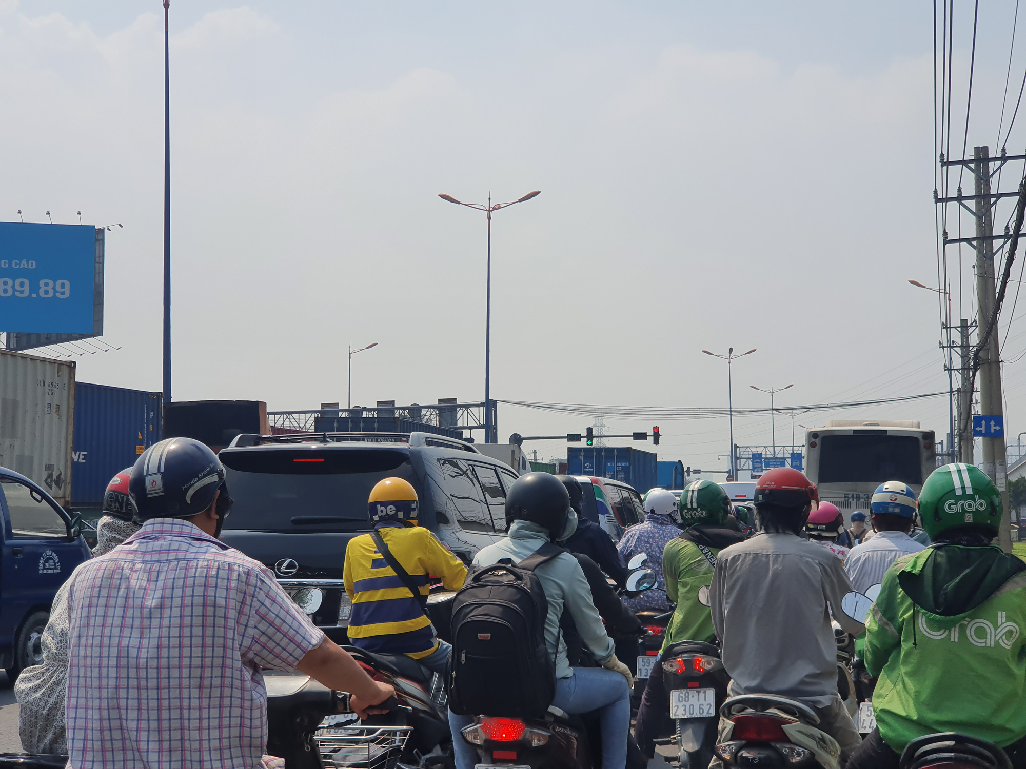 Xe tải, container đang "bịt kín" cửa ngõ phía Đông TP HCM