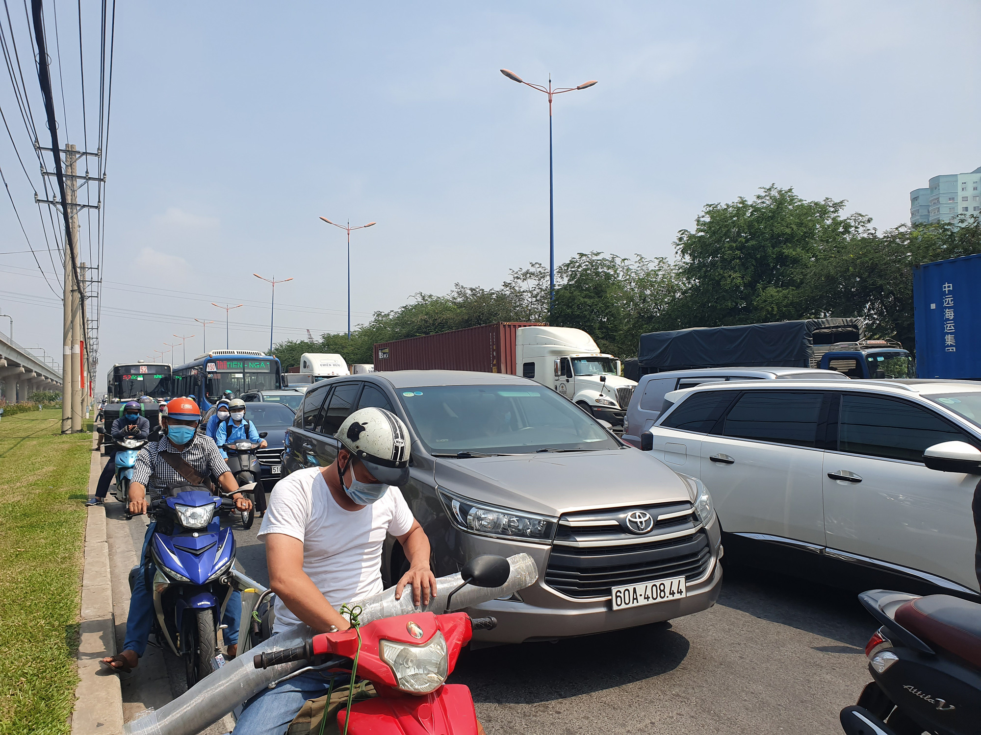 Ô tô, container bịt kín cửa ngõ phía đông vào TP - Ảnh 10.