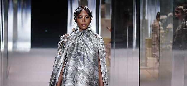 “Báo đen” Naomi Campbell tiếp sức tuyến đầu chống Covid-19