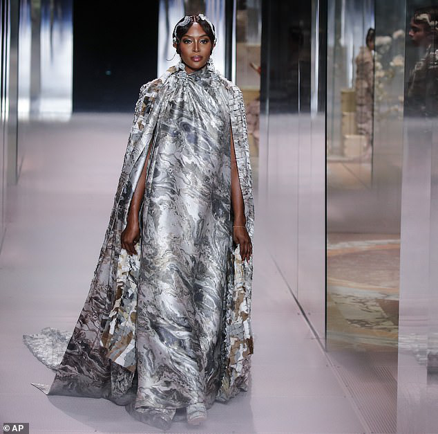 “Báo đen” Naomi Campbell tiếp sức tuyến đầu chống Covid-19 - Ảnh 1.