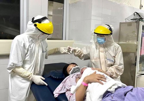 “VÌ TUYẾN ĐẦU CHỐNG DỊCH COVID-19”: "Bà đỡ" đặc biệt ở khu cách ly