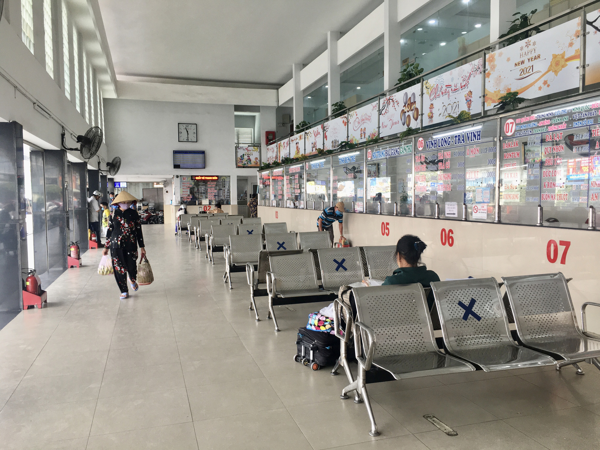 Khách đi tàu, xe giảm mạnh