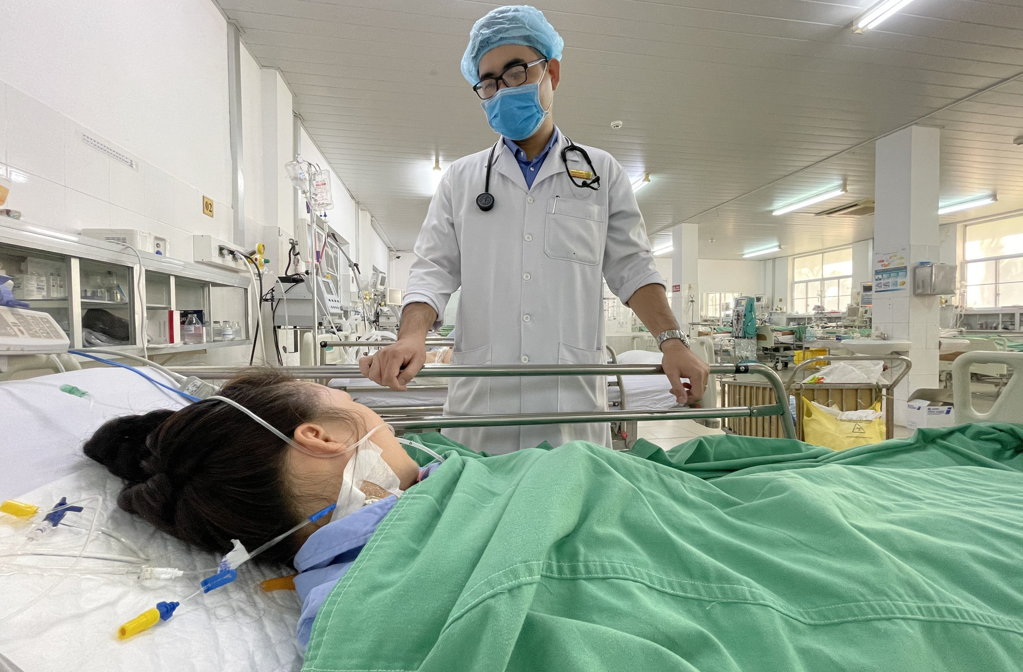 Lọc máu liên tục 56 giờ cứu cô gái bị ong đốt phù 2 mi mắt