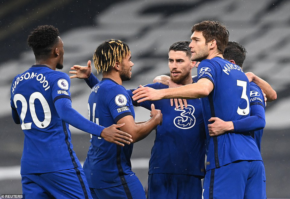 Tottenham thua trên chấm phạt đền, Chelsea xát thêm muối vào nỗi đau của Mourinho