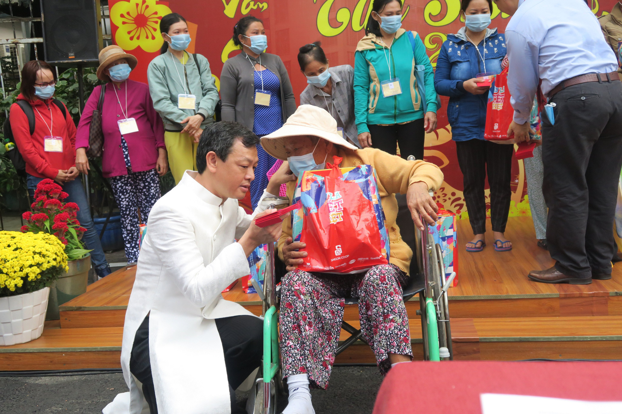 Mang xuân vào bệnh viện, nguôi ngoai nỗi buồn xa quê