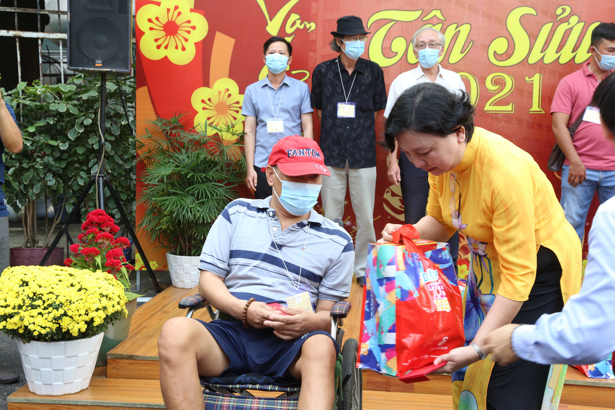 Mang xu&acirc;n v&agrave;o bệnh viện, ngu&ocirc;i ngoai nỗi buồn xa qu&ecirc; - Ảnh 2.