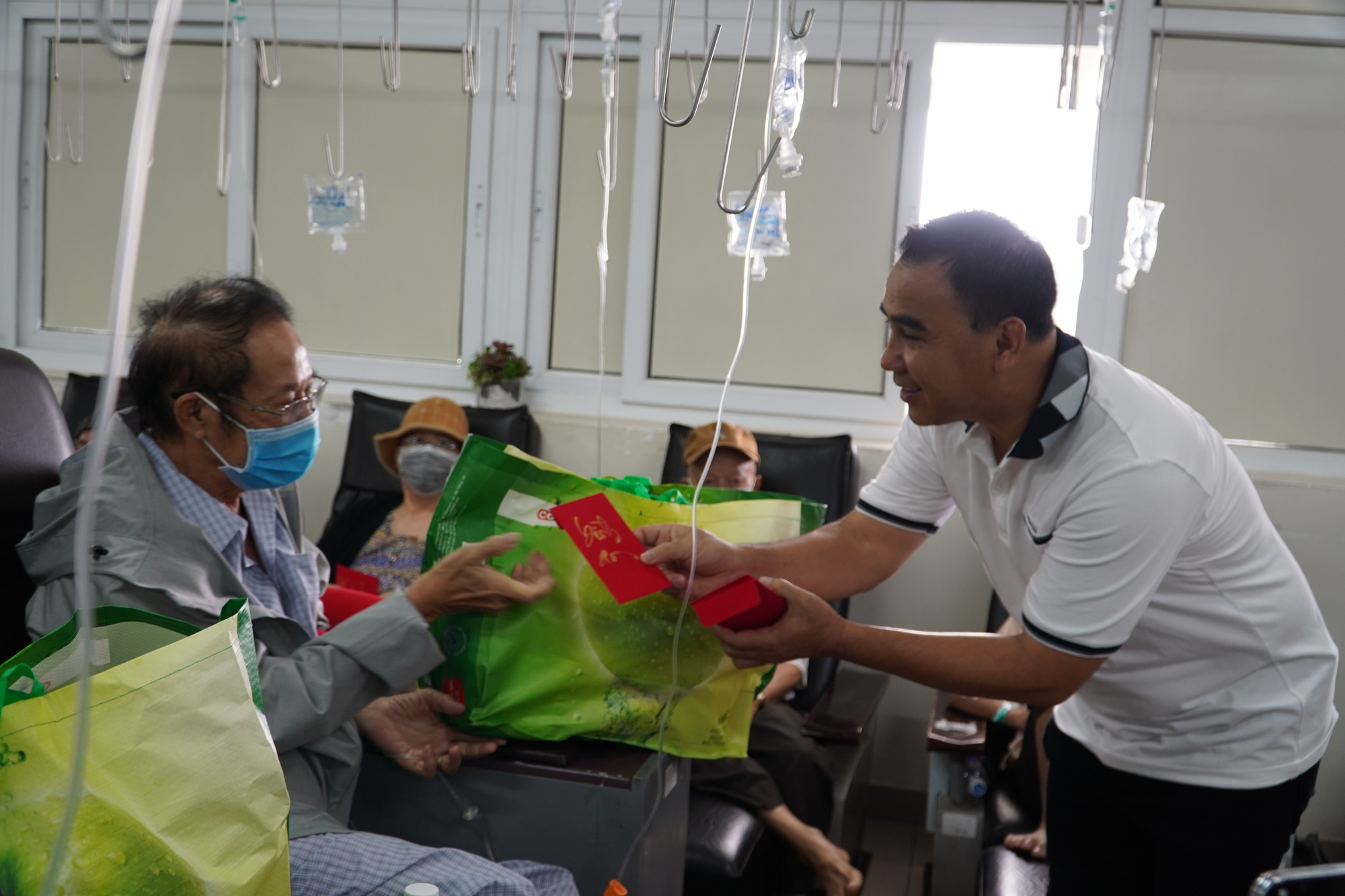 Mang xu&acirc;n v&agrave;o bệnh viện, ngu&ocirc;i ngoai nỗi buồn xa qu&ecirc; - Ảnh 6.