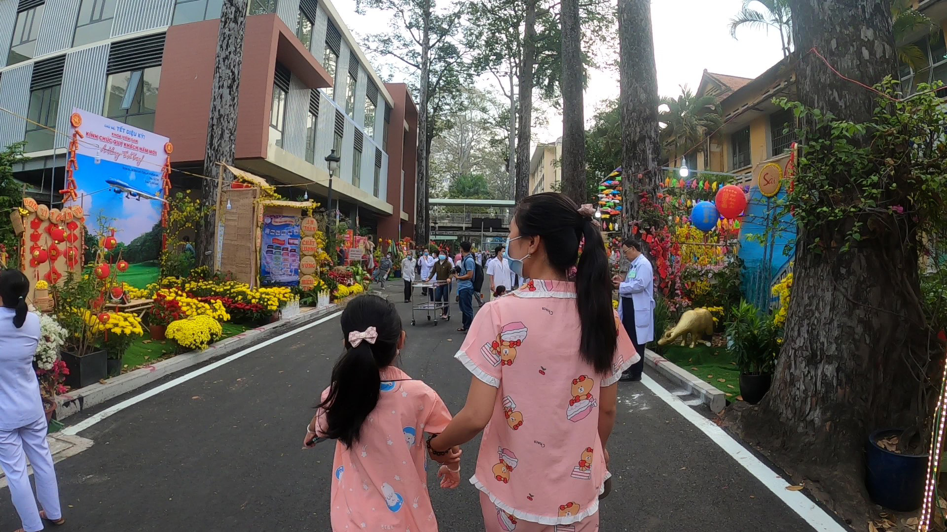 Mang xu&acirc;n v&agrave;o bệnh viện, ngu&ocirc;i ngoai nỗi buồn xa qu&ecirc; - Ảnh 4.