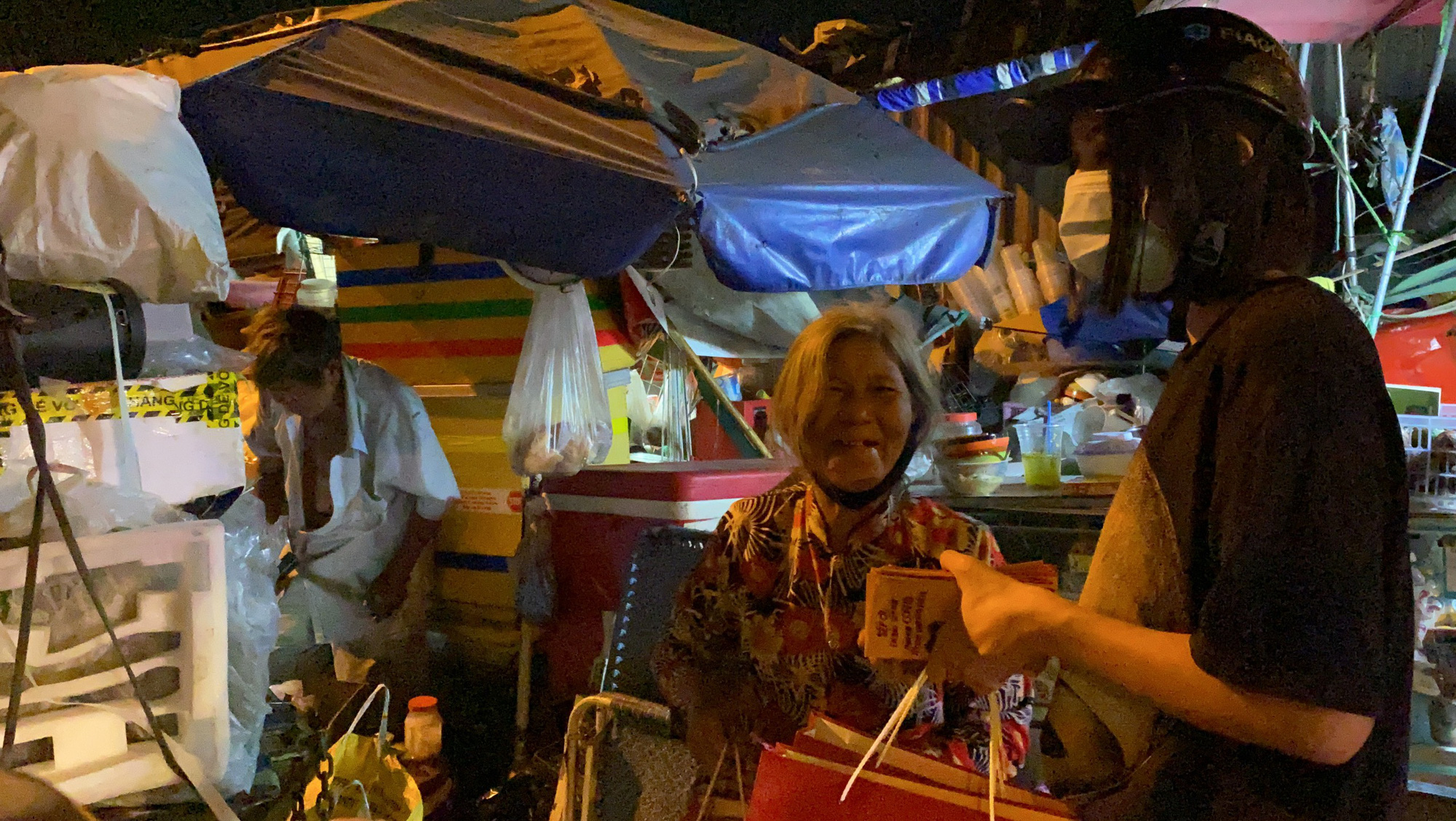Bắt gặp hoa hậu Trần Tiểu Vy lang thang ngoài phố lúc nửa đêm và cái kết bất ngờ - Ảnh 14.