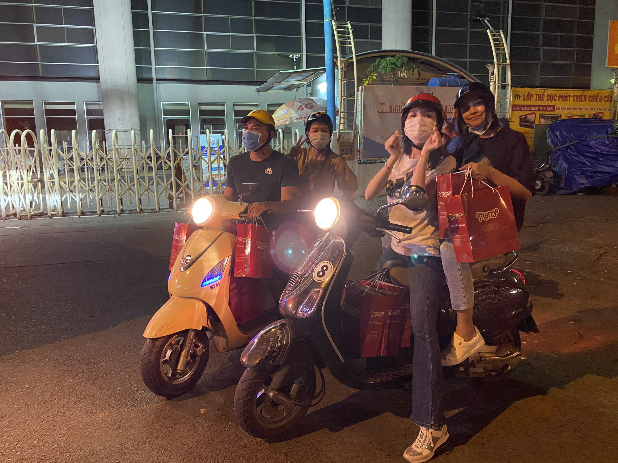 Bắt gặp hoa hậu Trần Tiểu Vy lang thang ngoài phố lúc nửa đêm và cái kết bất ngờ - Ảnh 12.