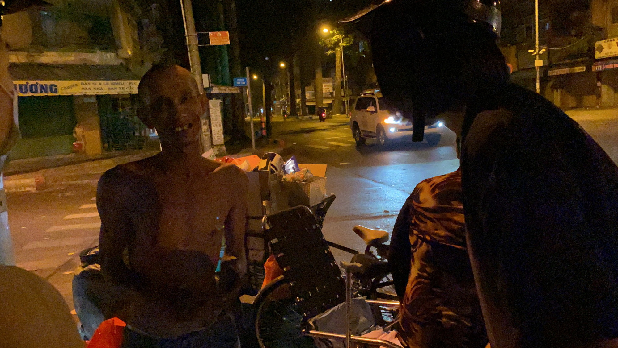 Bắt gặp hoa hậu Trần Tiểu Vy lang thang ngoài phố lúc nửa đêm và cái kết bất ngờ - Ảnh 11.