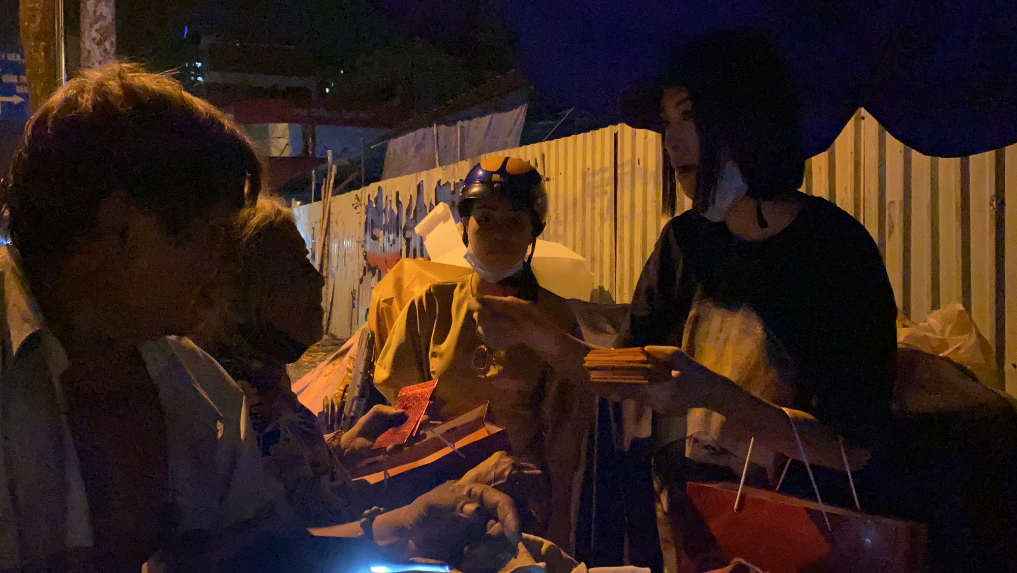 Bắt gặp hoa hậu Trần Tiểu Vy lang thang ngoài phố lúc nửa đêm và cái kết bất ngờ - Ảnh 10.