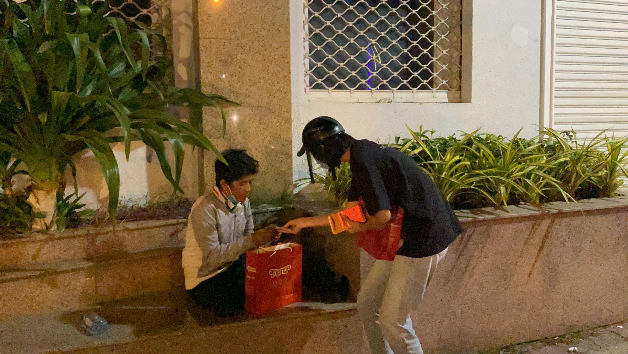 Bắt gặp hoa hậu Trần Tiểu Vy lang thang ngoài phố lúc nửa đêm và cái kết bất ngờ - Ảnh 9.