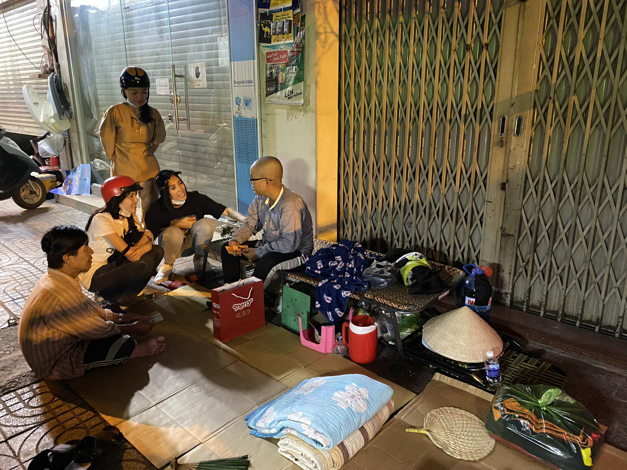 Bắt gặp hoa hậu Trần Tiểu Vy lang thang ngoài phố lúc nửa đêm và cái kết bất ngờ - Ảnh 1.