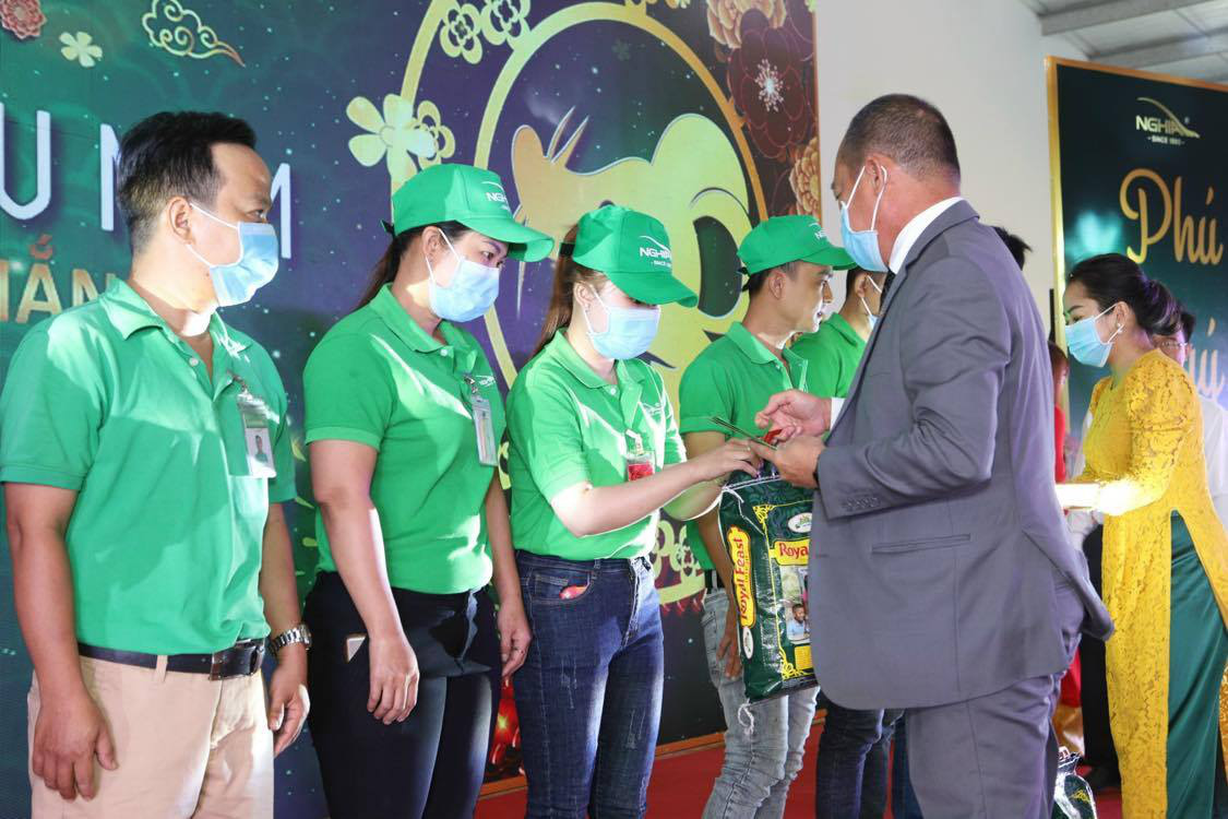 CÔNG TY CP KỀM NGHĨA: Hỗ trợ tiền ăn cho nhân viên ở lại TP đón Tết