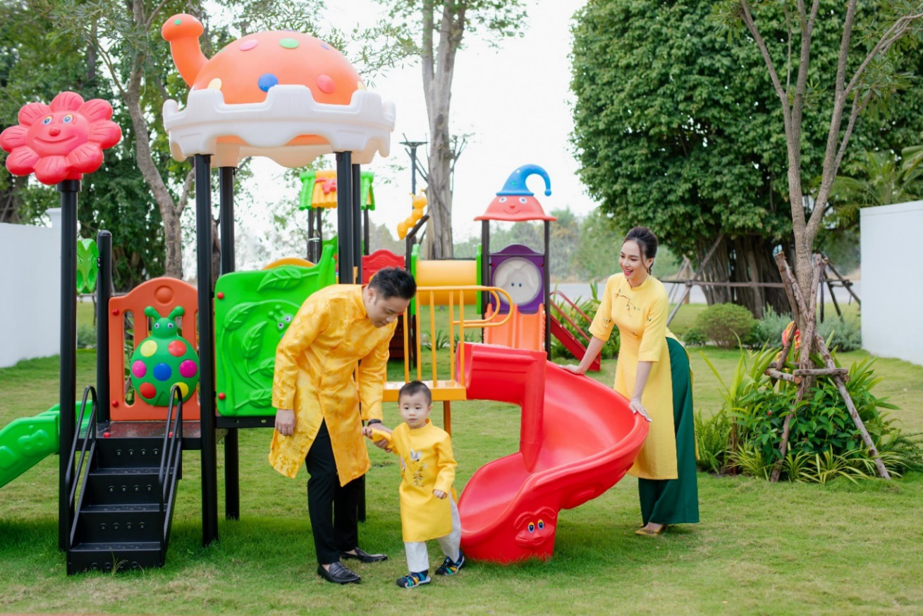 Gia đ&igrave;nh Victor Vũ - Đinh Ngọc Diệp diện &aacute;o d&agrave;i đ&oacute;n Tết - Ảnh 1.