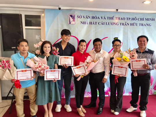Nghệ sĩ tưởng nhớ soạn giả Trần Hữu Trang trong ng&agrave;y giỗ - Ảnh 5.