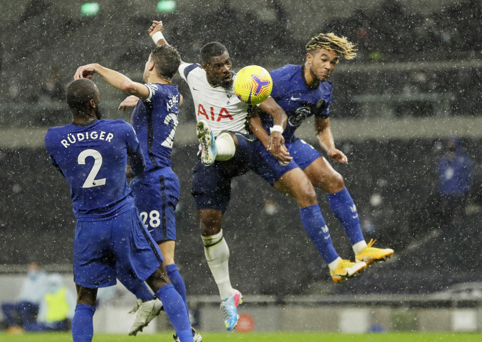 Tottenham chết tr&ecirc;n chấm phạt đền, Chelsea thắng derby London nghiệt ng&atilde; - Ảnh 2.