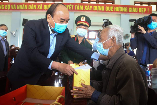 Thủ tướng Nguyễn Xuân Phúc thăm và tặng quà cho hộ nghèo ở Quảng Nam