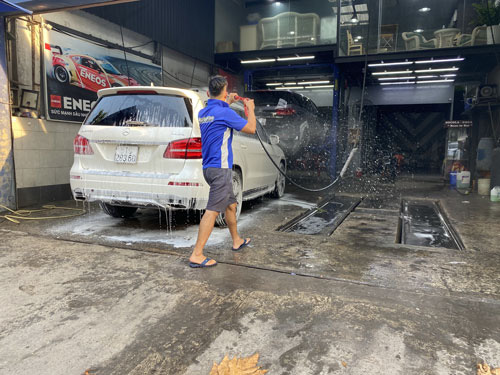 Giá rửa xe dịp Tết tăng từng ngày