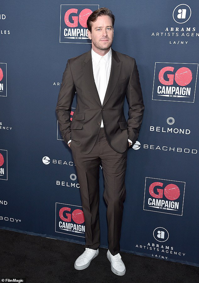 T&agrave;i tử Armie Hammer bị sa thải v&igrave; b&ecirc; bối muốn ăn thịt người, bạo d&acirc;m - Ảnh 2.