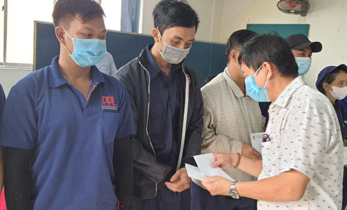 Phối hợp chăm lo cho c&ocirc;ng nh&acirc;n kh&ocirc;ng về qu&ecirc; đ&oacute;n Tết - Ảnh 2.