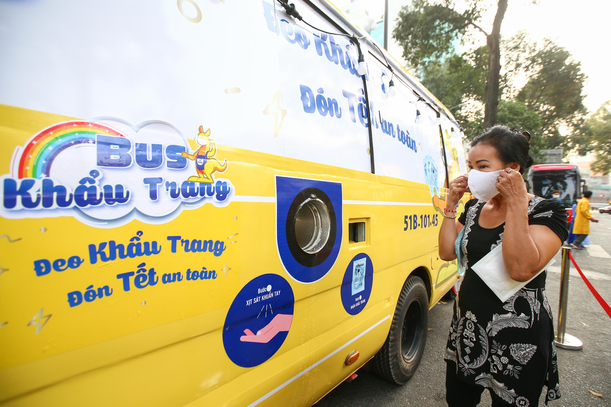 Độc đ&aacute;o xe bus ph&aacute;t khẩu trang miễn ph&iacute; giữa trung t&acirc;m TP HCM - Ảnh 11.