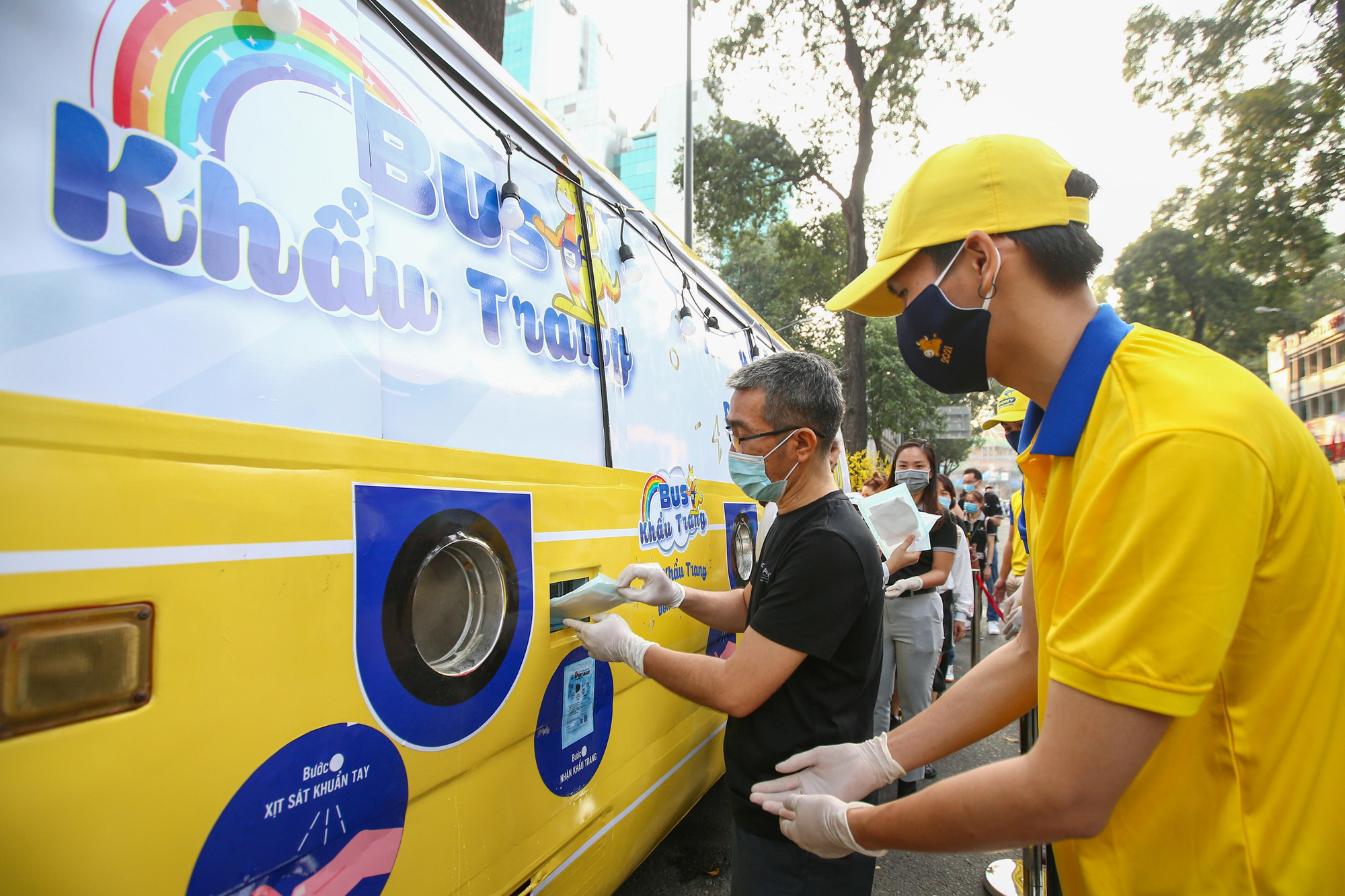 Độc đáo xe bus phát khẩu trang miễn phí giữa trung tâm TP HCM