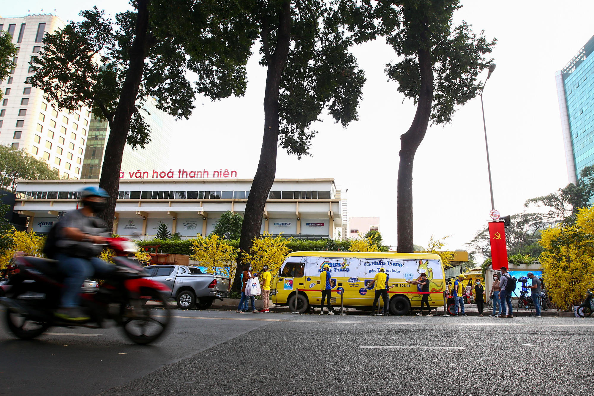 Độc đ&aacute;o xe bus ph&aacute;t khẩu trang miễn ph&iacute; giữa trung t&acirc;m TP HCM - Ảnh 10.