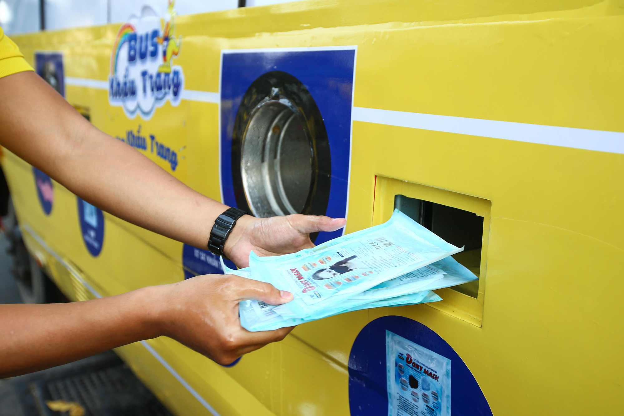 Độc đ&aacute;o xe bus ph&aacute;t khẩu trang miễn ph&iacute; giữa trung t&acirc;m TP HCM - Ảnh 5.