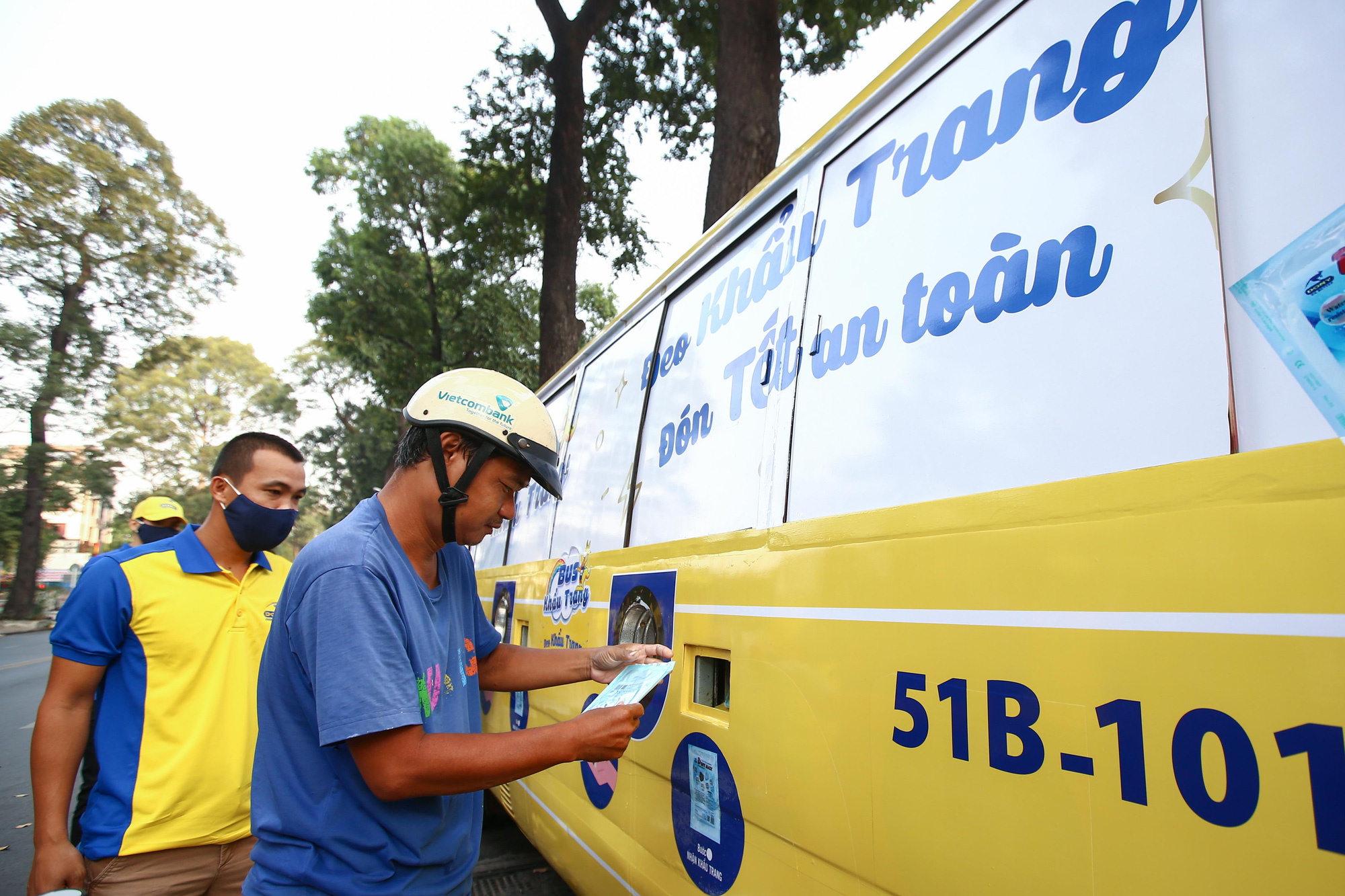 Độc đ&aacute;o xe bus ph&aacute;t khẩu trang miễn ph&iacute; giữa trung t&acirc;m TP HCM - Ảnh 6.