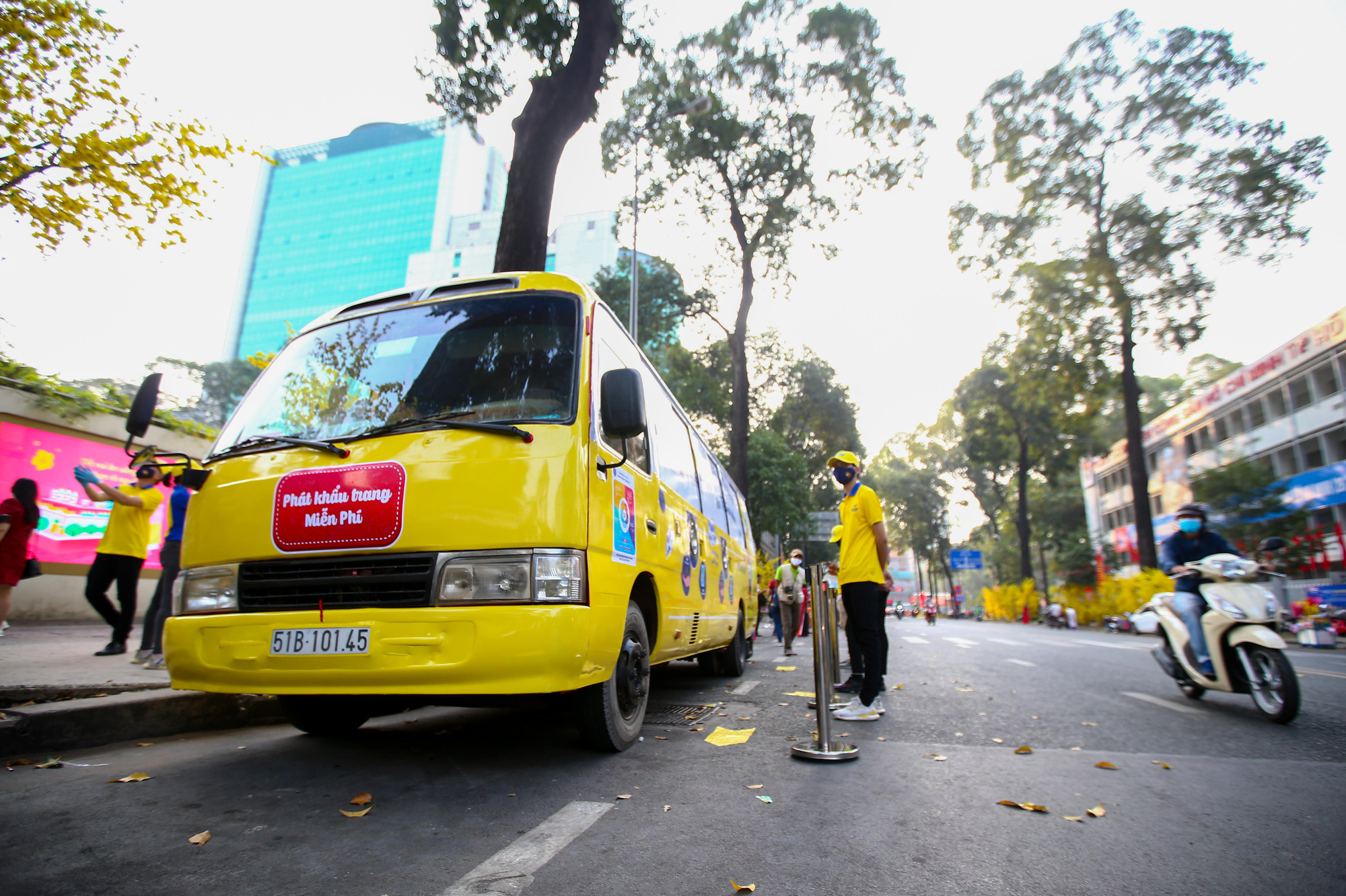 Độc đ&aacute;o xe bus ph&aacute;t khẩu trang miễn ph&iacute; giữa trung t&acirc;m TP HCM - Ảnh 2.